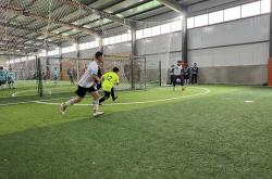 爱游戏在线-绿茵场上的紧张气氛渐渐升温