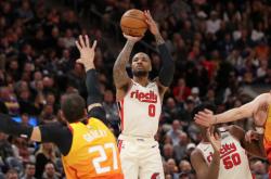 爱游戏网页版-爵士碾压尼克斯，利拉德刷新纪录