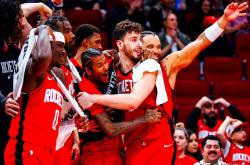 爱游戏-火箭主教练赞扬球队团结一心