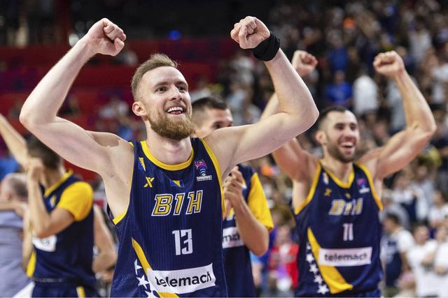 包含斯洛文尼亚意外击败波黑立于不败之地的词条