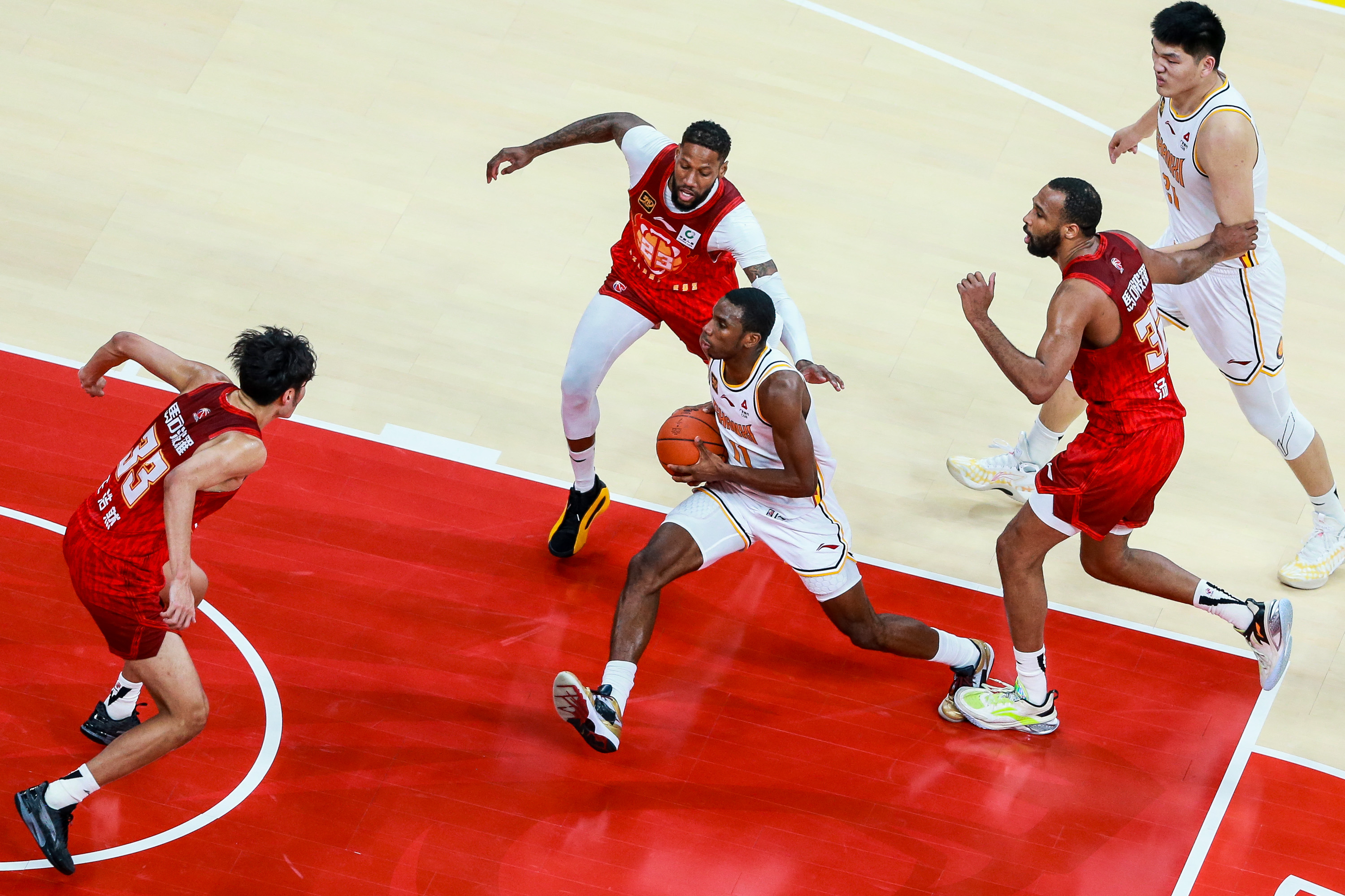 精英对决震撼上演,球队备战决赛 精英对决震撼上演,球队备战决赛