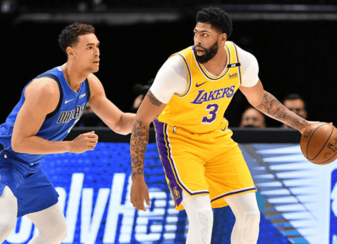 NBA湖人队大胜独行侠队，夺得联盟第一