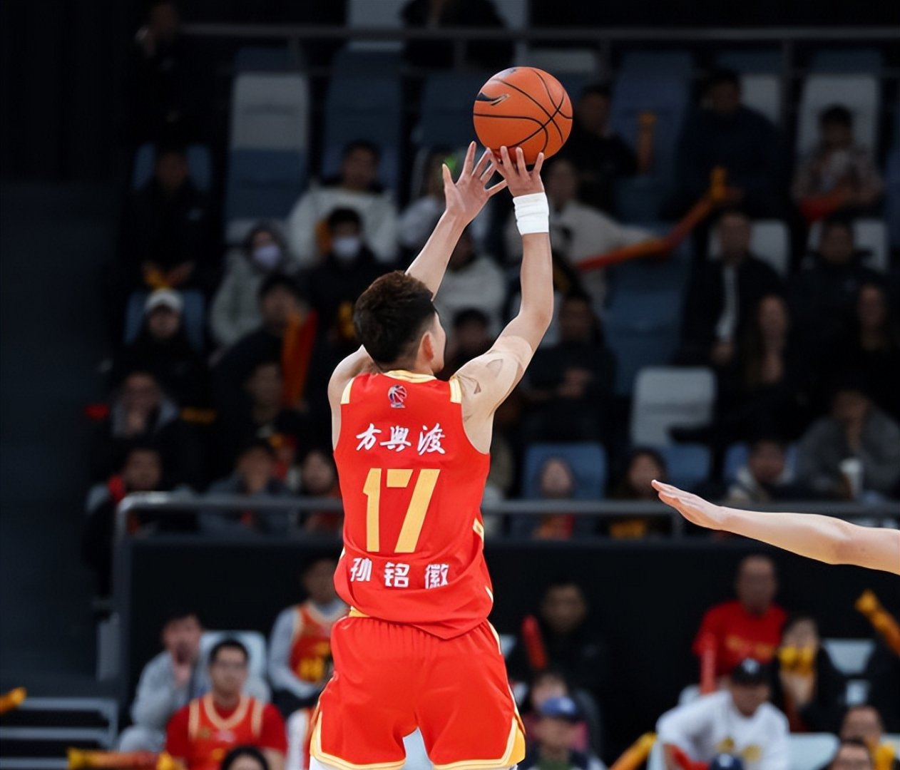 包含浙江稠州队险胜青岛男篮，取得两连胜的词条