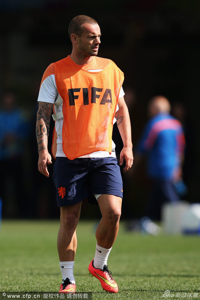 荷兰险胜智利，德利赫特三分雨点燃全场的简单介绍