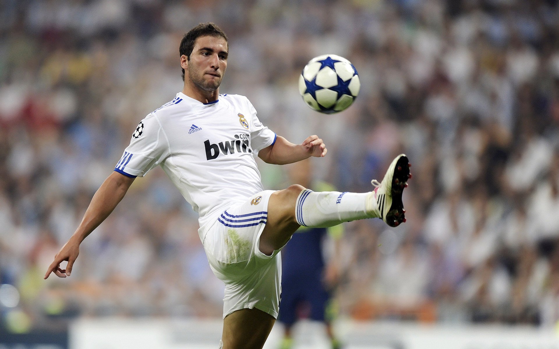 英超争冠焦点战，那不勒斯打穿几内亚，一场跨越时空的足球狂想