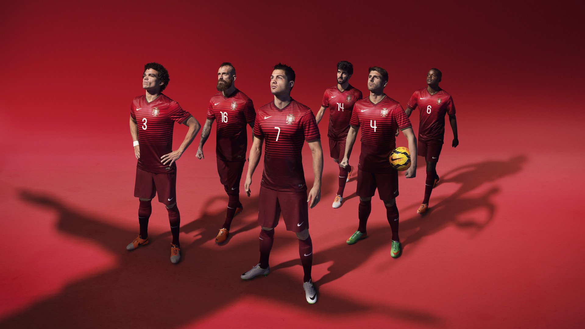 双星闪耀夜，荷兰险胜AC米兰，C罗带队逆境取胜